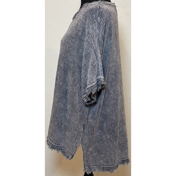 Jess & Jane Gray Short Sleeve Gauzy Textured Frayed Top Size Medium - Picture 2 of 4